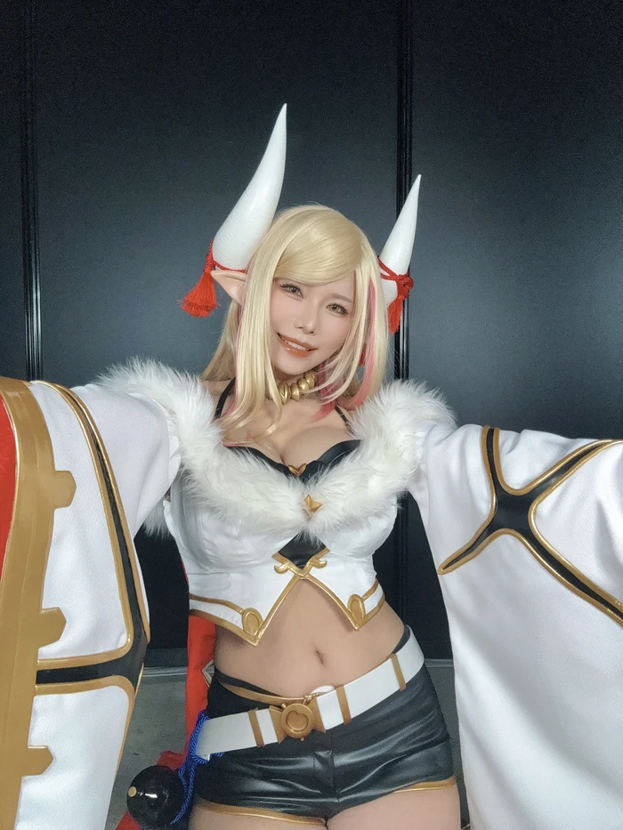 Nữ cosplay hentai gợi cảm trong trang phục sexy