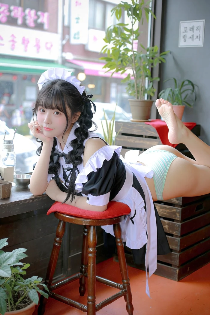 Nữ nhân cosplay hentai quyến rũ tóc dài bay