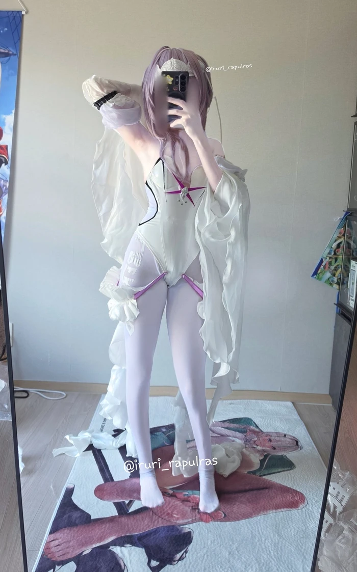 cô nàng cosplay hentai trang phục trắng mỏng manh