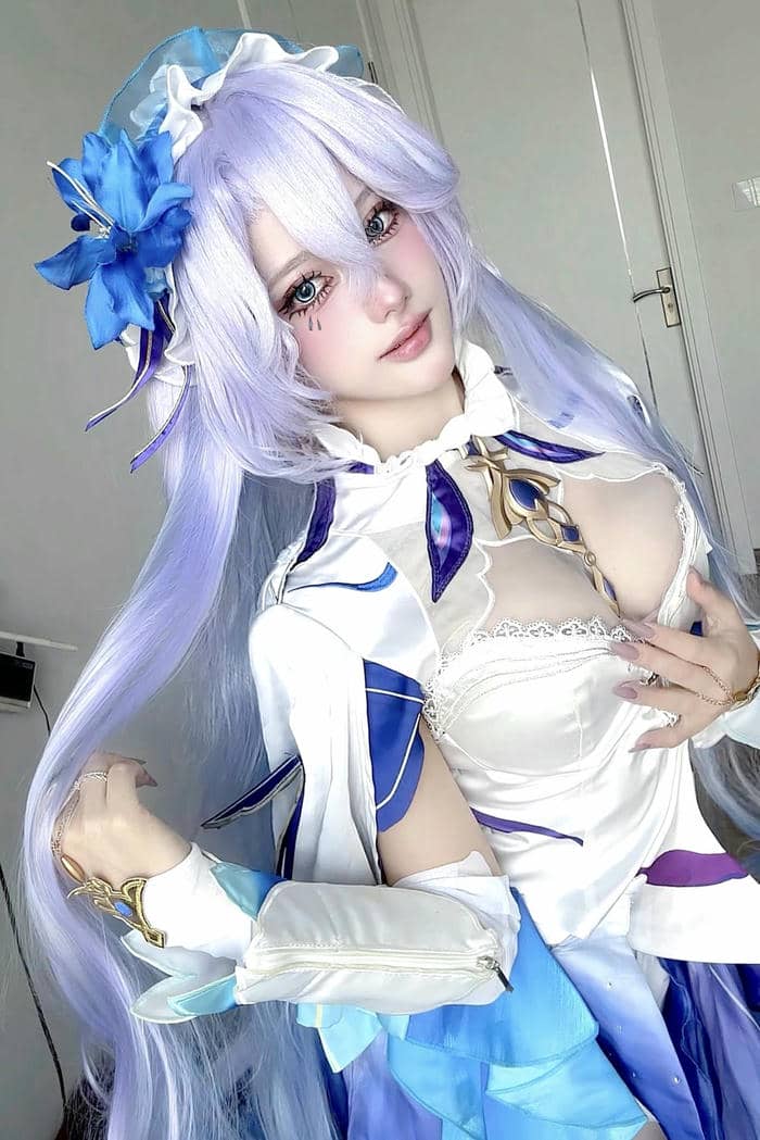 Nguyễn Thị Hà Vi cosplay váy trắng