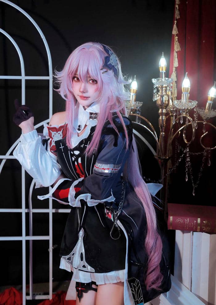 Nguyễn Thị Hà Vi cosplay với phụ kiện