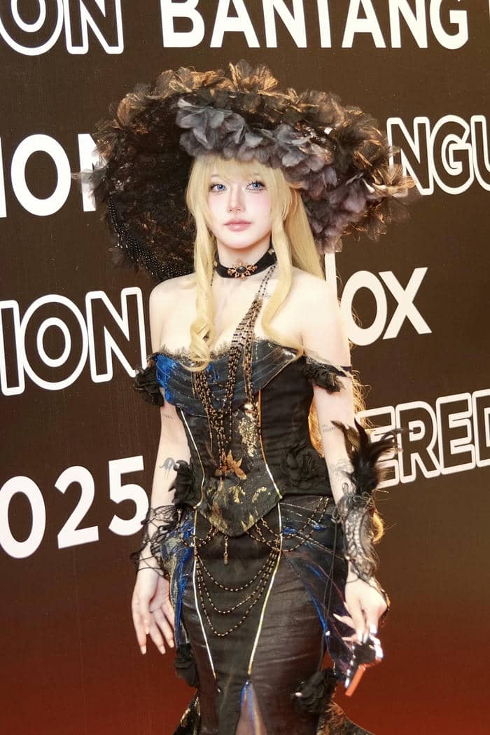 Nguyễn Thị Hà Vi tạo dáng cosplay