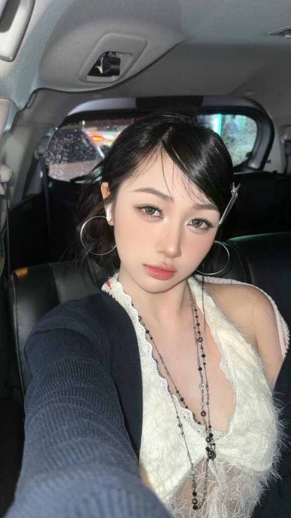 Trần Hà Linh ảnh đi chơi