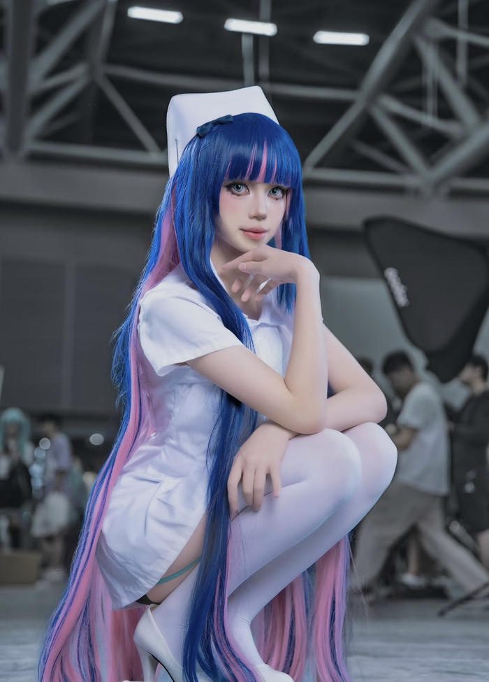 ảnh cosplay y tá ngoài trời
