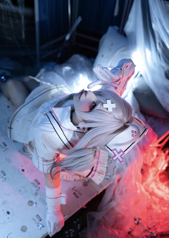 ảnh cosplay y tá nữ đáng yêu