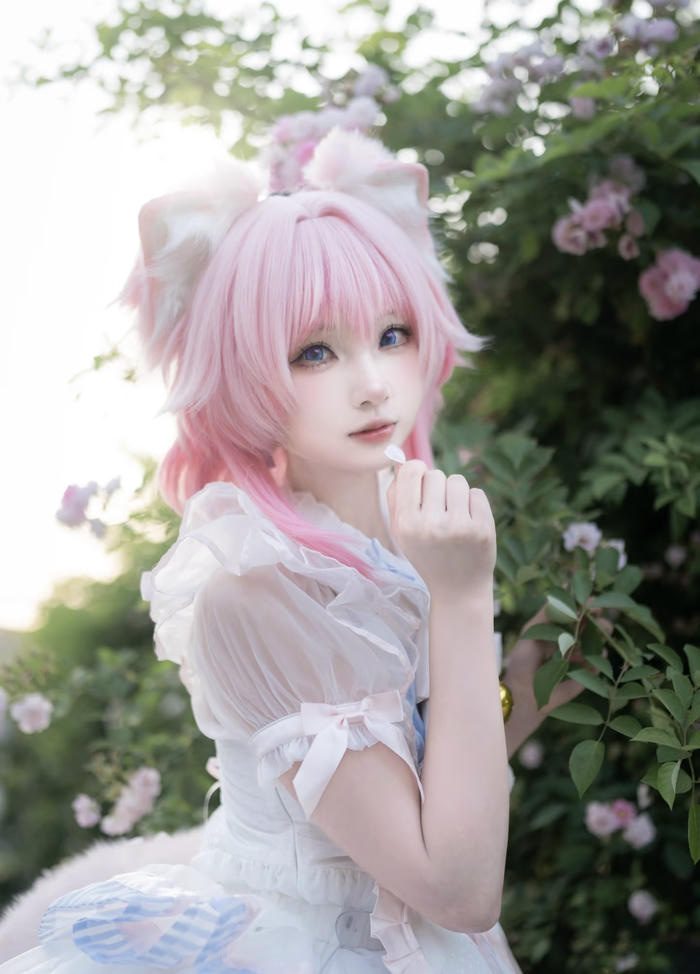 cosplay anime nữ với trang phục tinh tế