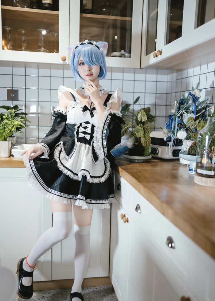 cosplay hầu gái chụp trong quán cafe
