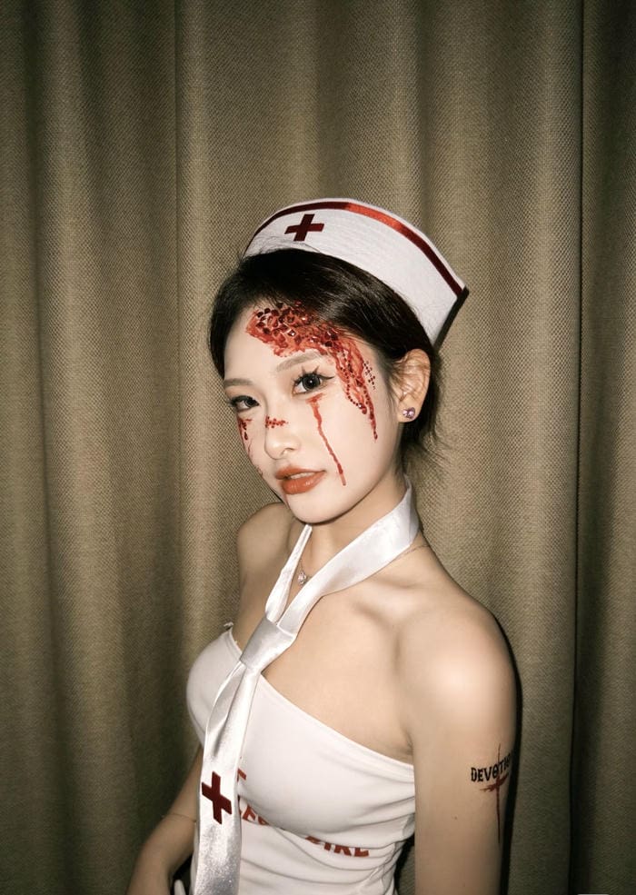 hình cosplay y tá chụp trong phòng