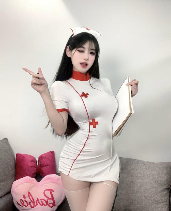 hình cosplay y tá phong cách cổ điển