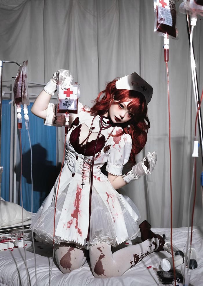 hình cosplay y tá tạo dáng tự nhiên