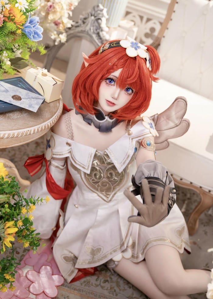 nữ cosplayer hóa thân thành nhân vật anime