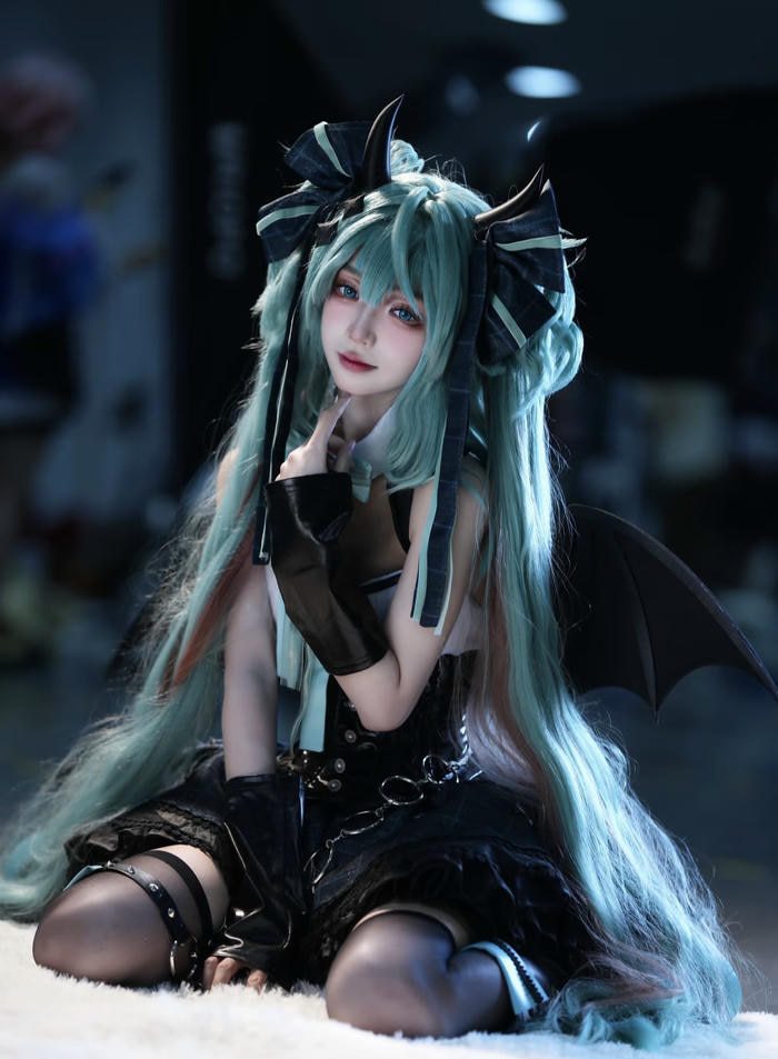 nữ cosplayer trong trang phục anime