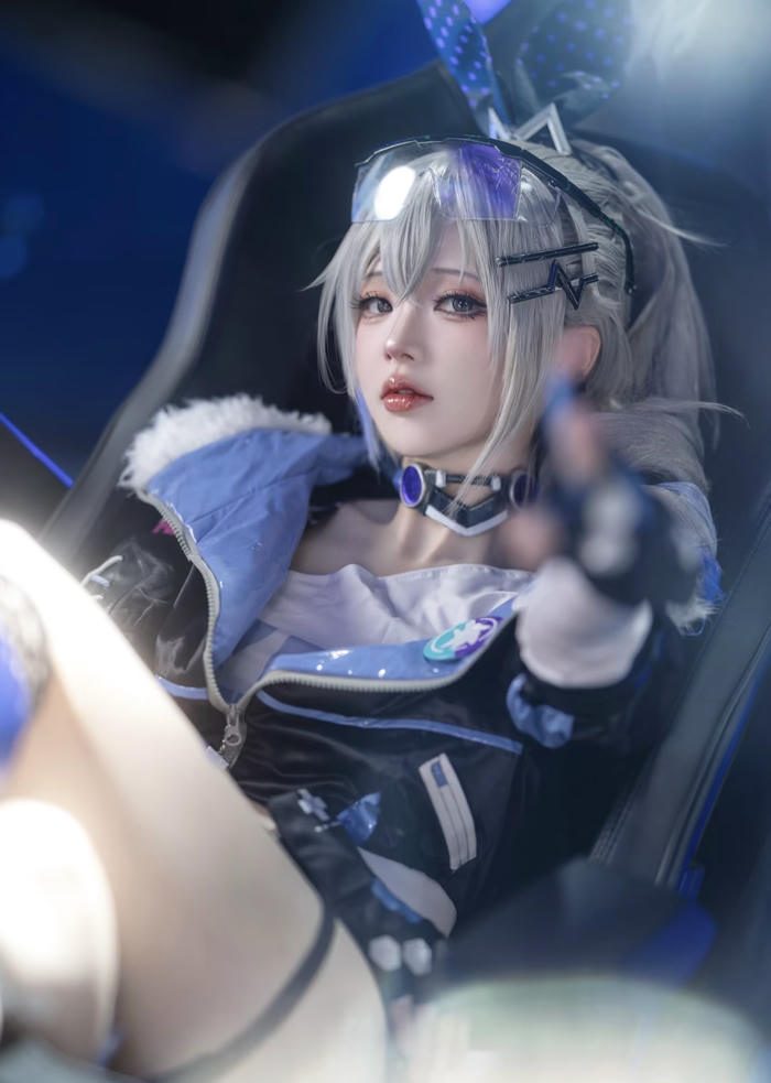nữ cosplayer với ánh nhìn lạnh lùng