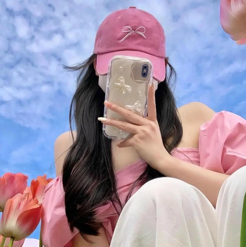 Ảnh gái đẹp che mặt dưới bầu trời xanh