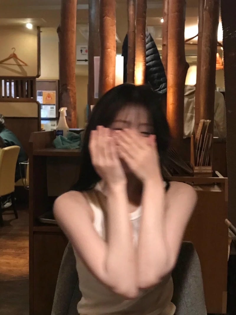 Ảnh gái đẹp che mặt trong quán cafe