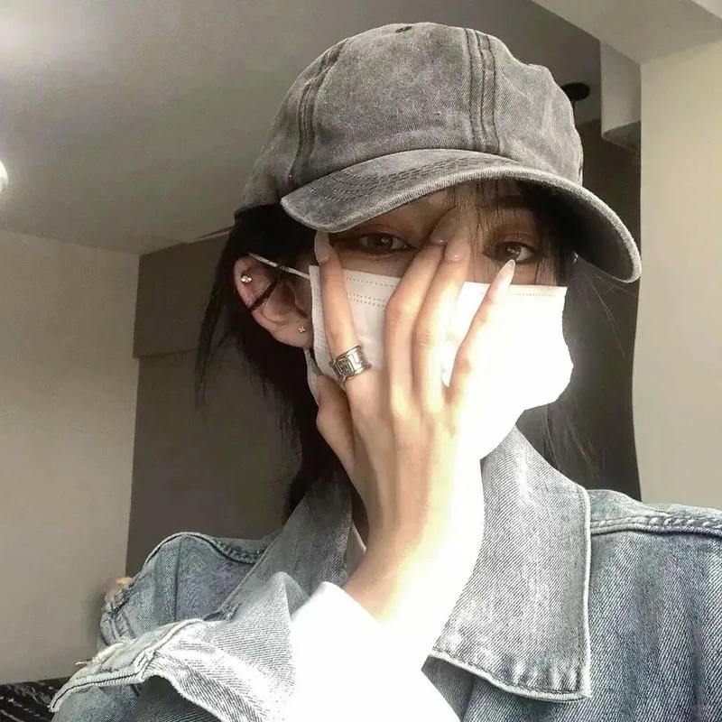 Ảnh gái đẹp che mặt với kiểu dáng tối giản