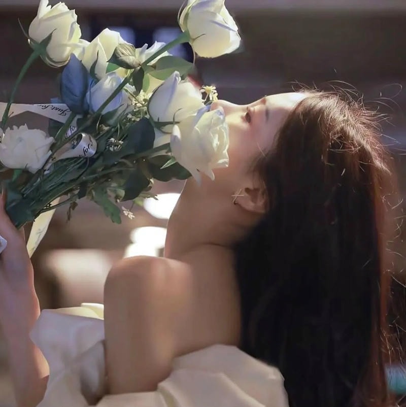 Ánh sáng chiều soi ảnh gái đẹp che mặt