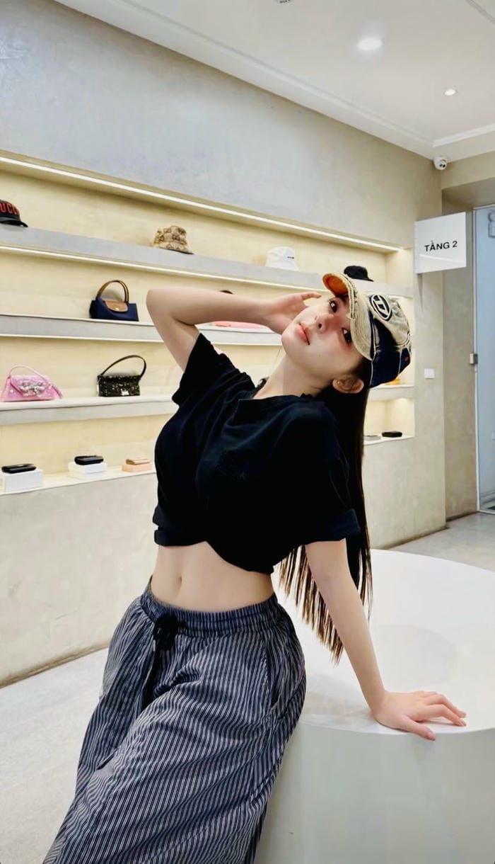 Trần Huyền Châu style trẻ trung