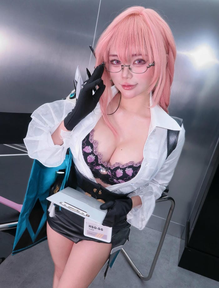Zinie Quỳnh cosplay nghệ thuật