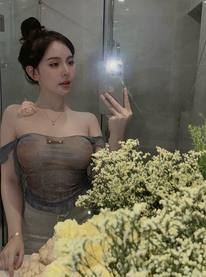 ảnh Trần Huyền Châu chụp hoa