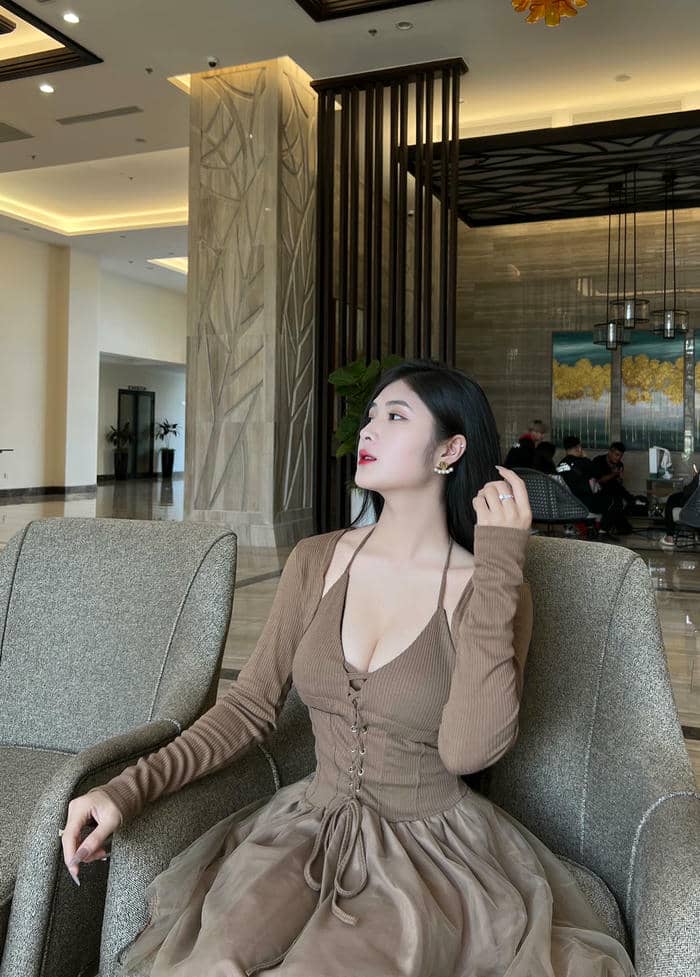 hình Quỳnh Alee váy ngắn sexy