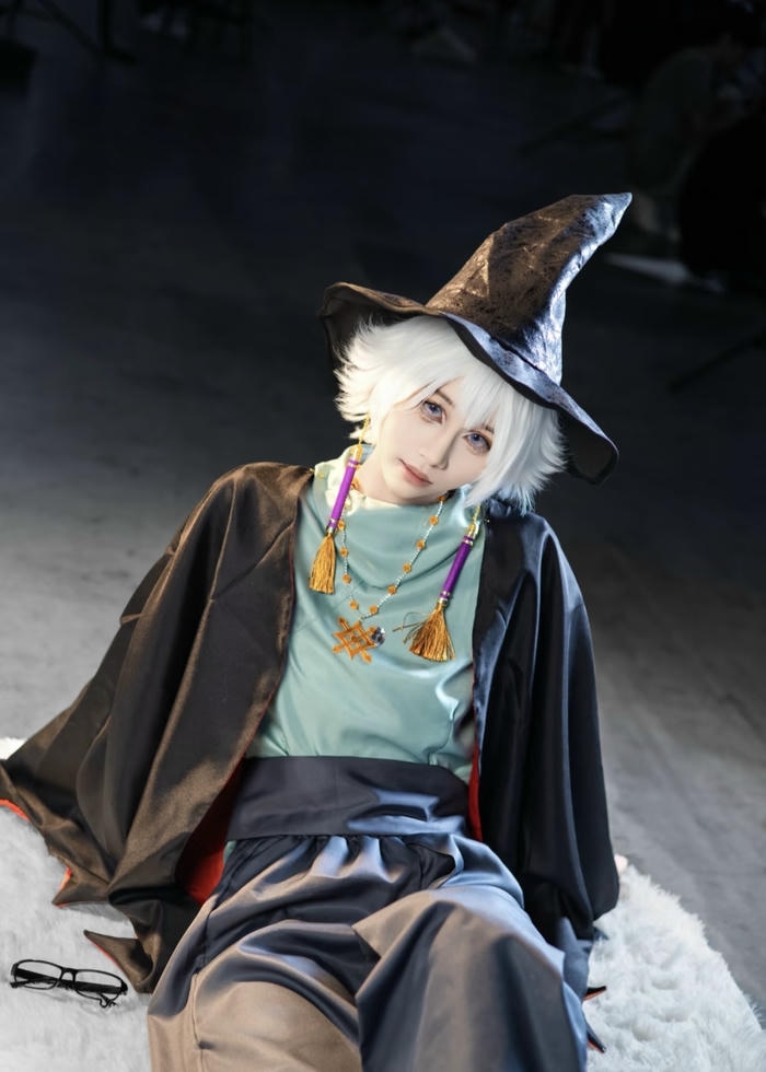 Ảnh cosplay phù thuỷ ánh nhìn xa xăm