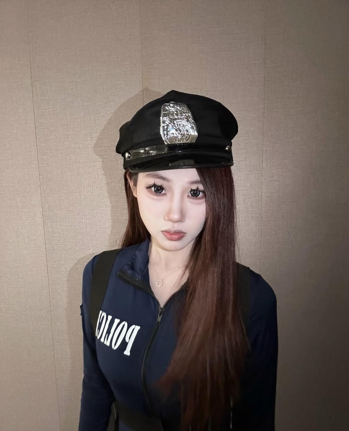 Bức ảnh cosplay cảnh sát ánh nhìn cháy bỏng