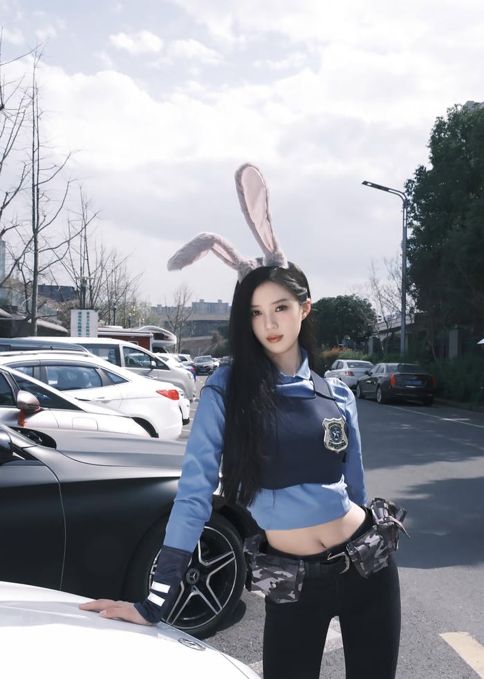 Bức ảnh cosplay cảnh sát ánh sáng gợi cảm