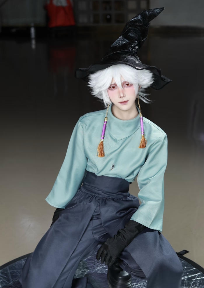 Bức ảnh cosplay phù thuỷ không gian huyền bí