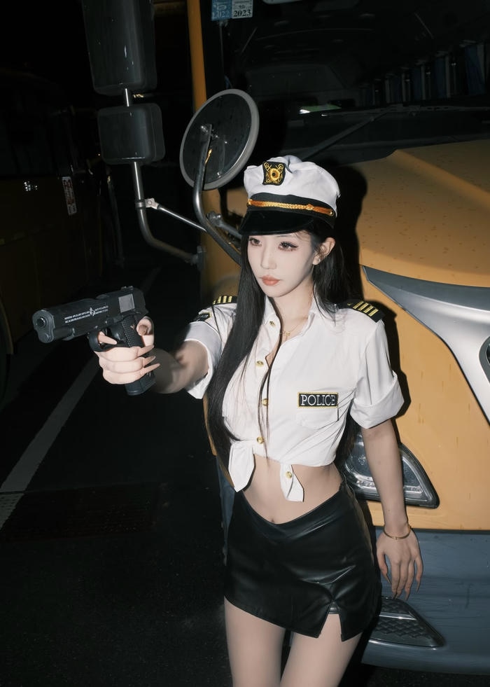 Hình ảnh cosplay cảnh sát dáng đứng gợi cảm