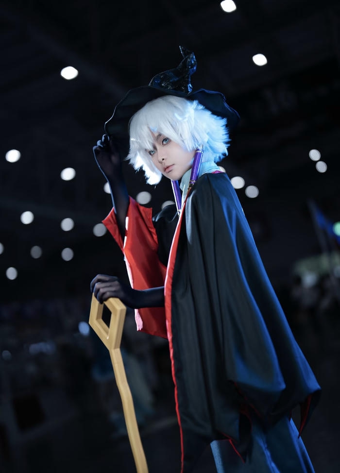 Hình ảnh cosplay phù thuỷ hiệu ứng huyền ảo