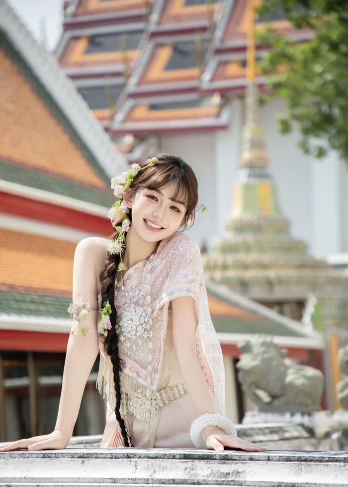 Hình chụp gái xinh Thái Lan trong không gian lễ hội