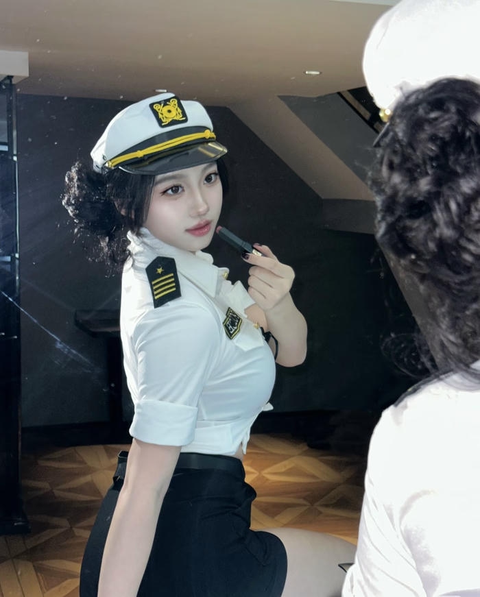 Hình cosplay cảnh sát ánh mắt cháy bỏng