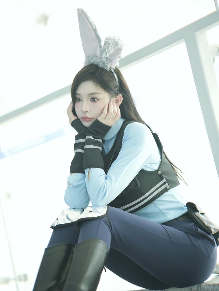Hình cosplay cảnh sát biểu cảm hút hồn
