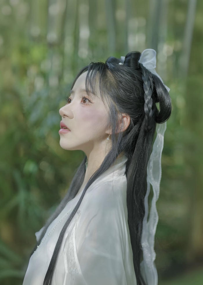 Hình cosplay cổ trang dáng đứng trầm