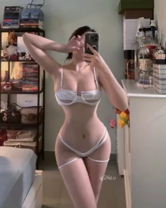 Nữ sinh khoe ngực tròn đầy cuốn hút