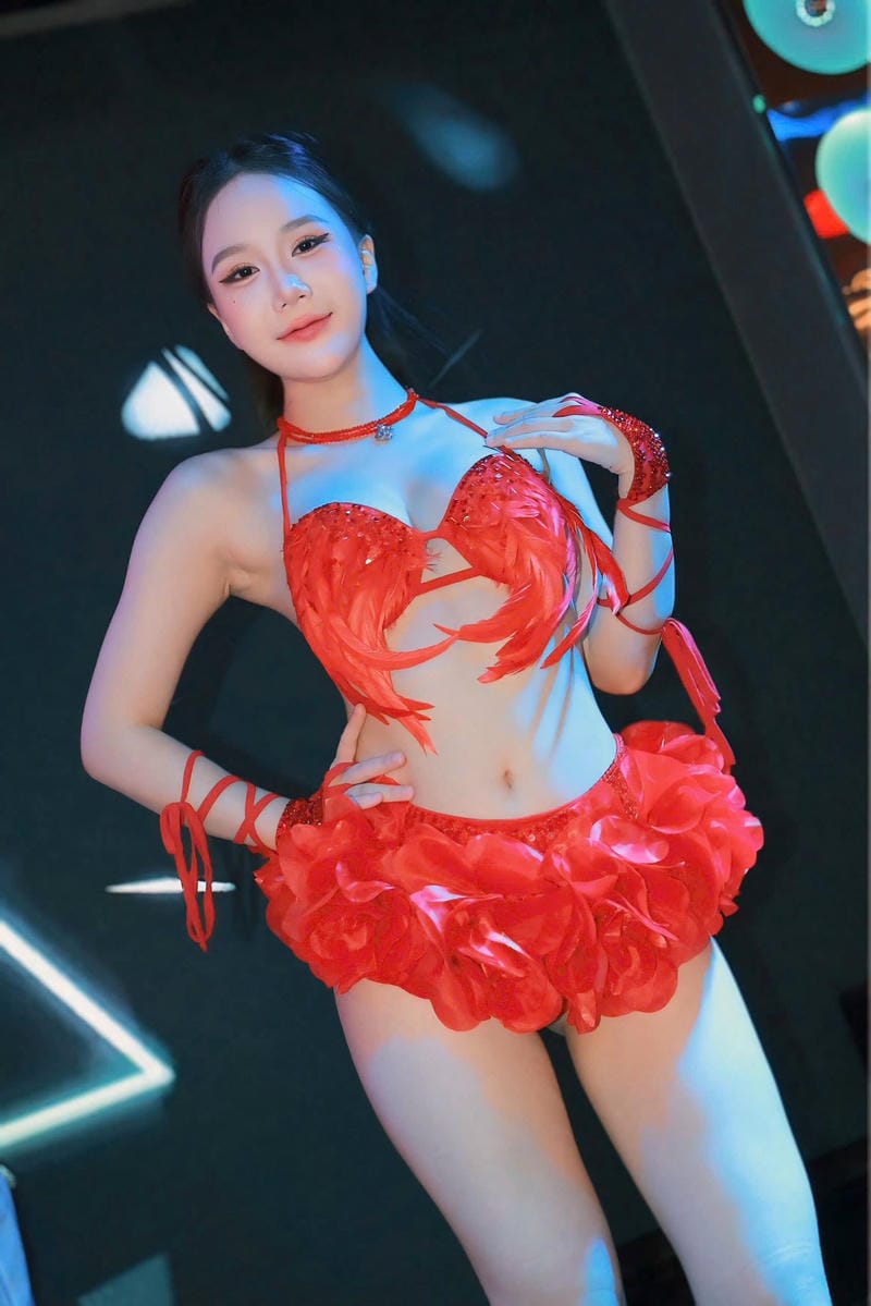 gái đi bar ảnh ánh đèn neon