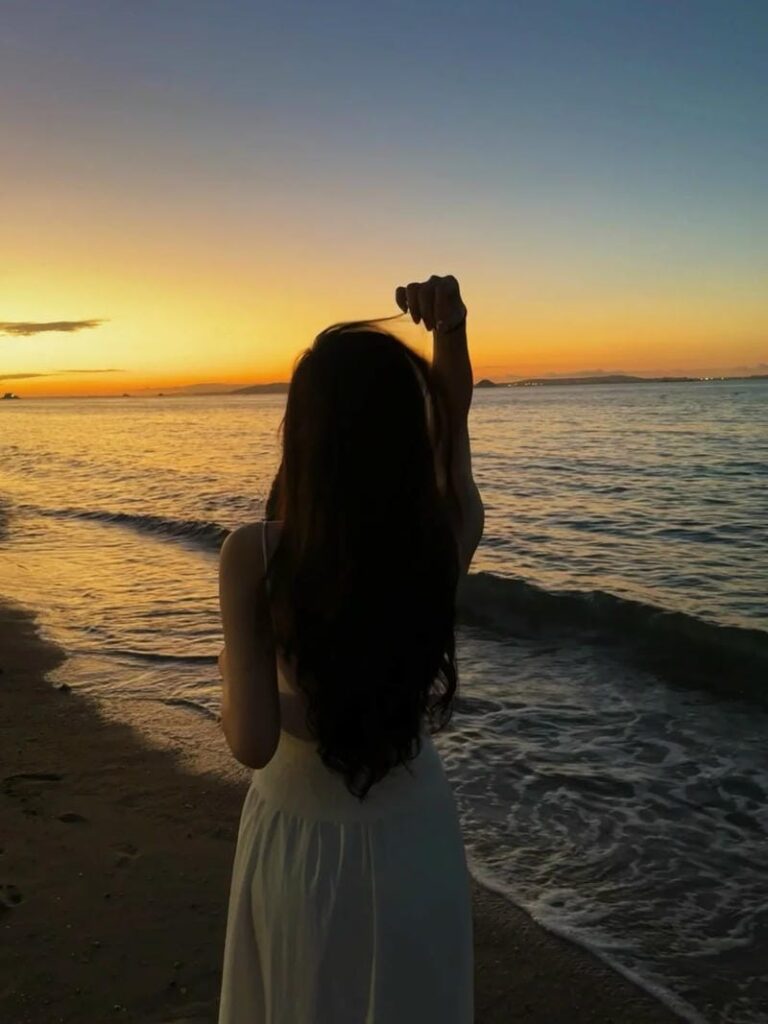 gái xinh quay lưng phong cách nhẹ nhàng