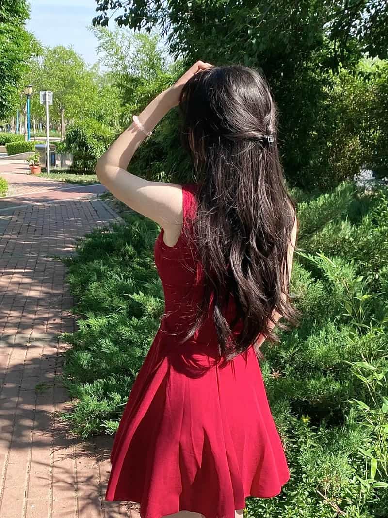 gái xinh quay lưng thần thái trầm lắng