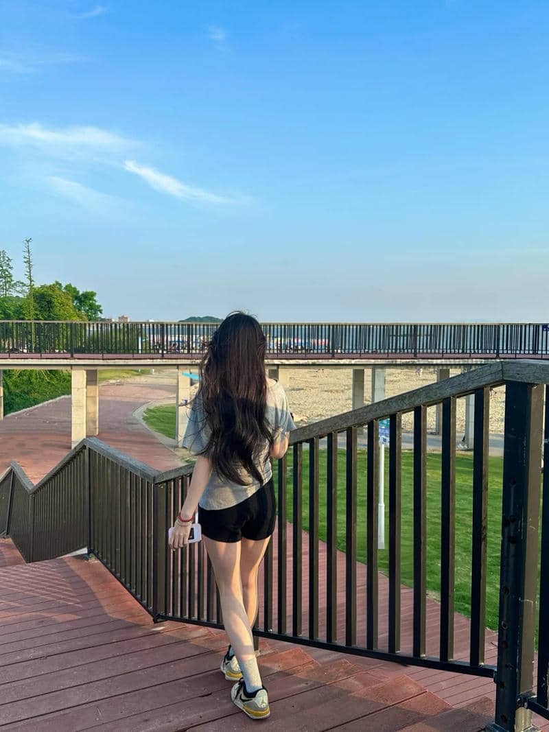 gái xinh quay lưng vẻ đẹp dịu dàng