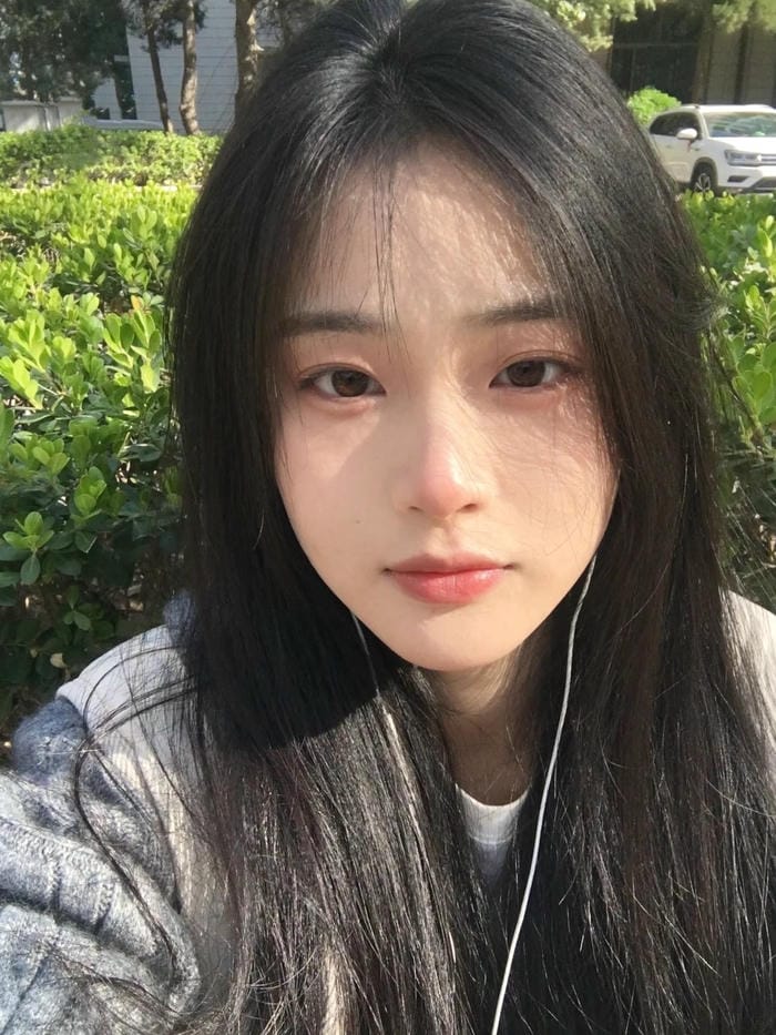 gái xinh tóc dài chụp cận mặt đẹp lung linh