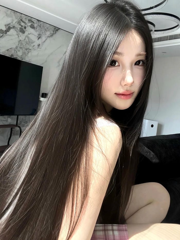 gái xinh tóc dài phong cách tối giản