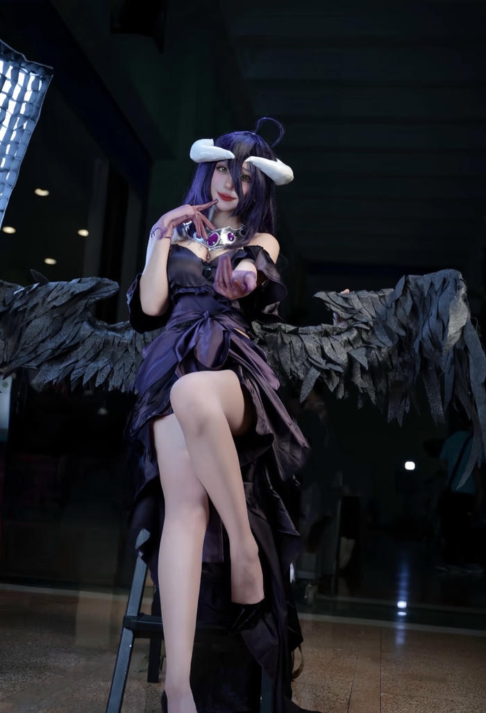 Ảnh albedo cosplay mang đến cảm giác nghiên cứu và tri thức