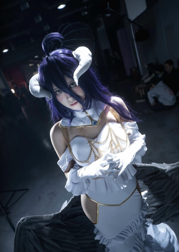 Ảnh albedo cosplay mang lại cảm nhận nhân vật điềm tĩnh