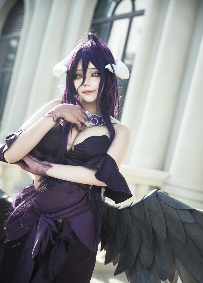 Ảnh albedo cosplay thể hiện trang phục giả kim được tái hiện rất chỉn chu