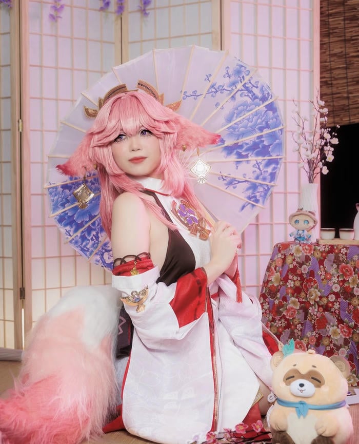 Ảnh cosplay yae miko thể hiện hình ảnh linh thú đội lốt con người