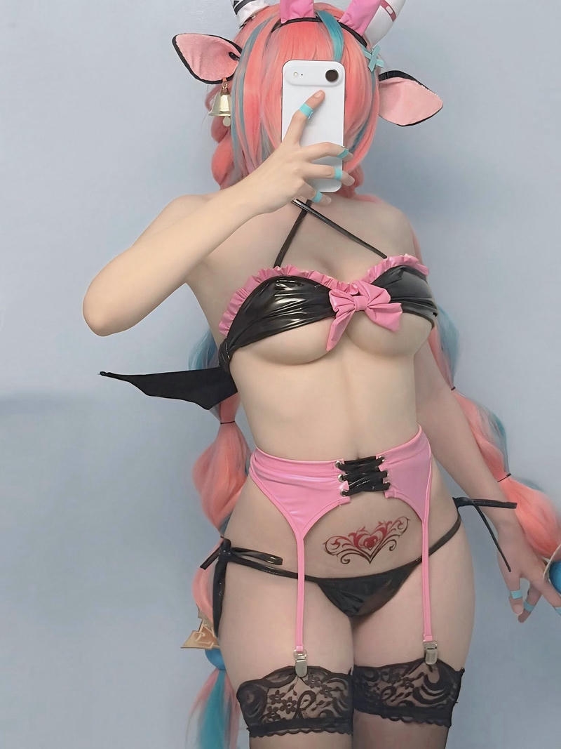 Arisa Nguyễn bikini tạo dáng thân thiện dễ mến