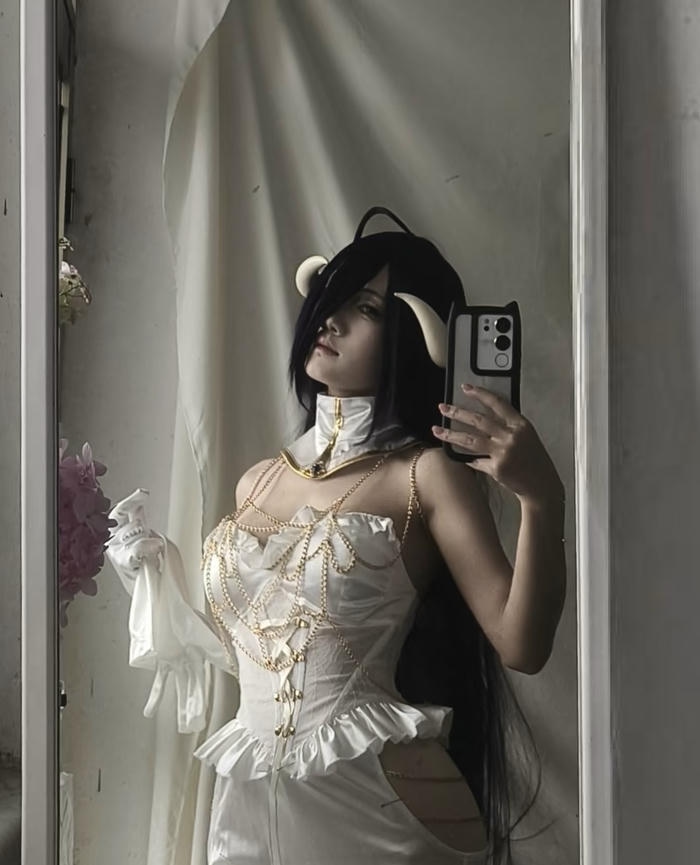 Bức ảnh albedo cosplay cho thấy sự đầu tư vào phụ kiện