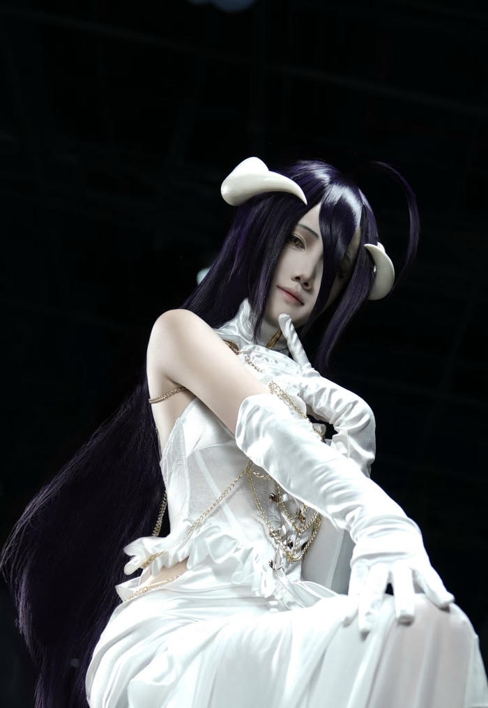 Bức ảnh albedo cosplay giúp người xem liên tưởng đến phòng thí nghiệm giả kim