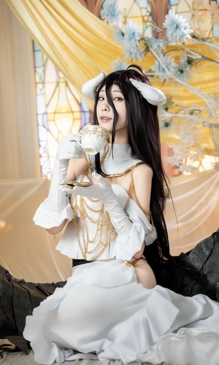 Bức ảnh albedo cosplay thể hiện sự hòa hợp giữa người và nhân vật